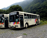 アルピコカラーの松電バス